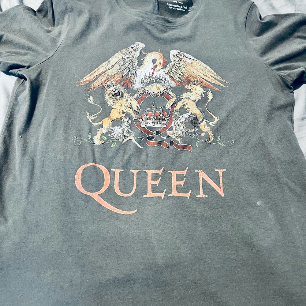 Abercrombie & Fitch Queen graphic tee